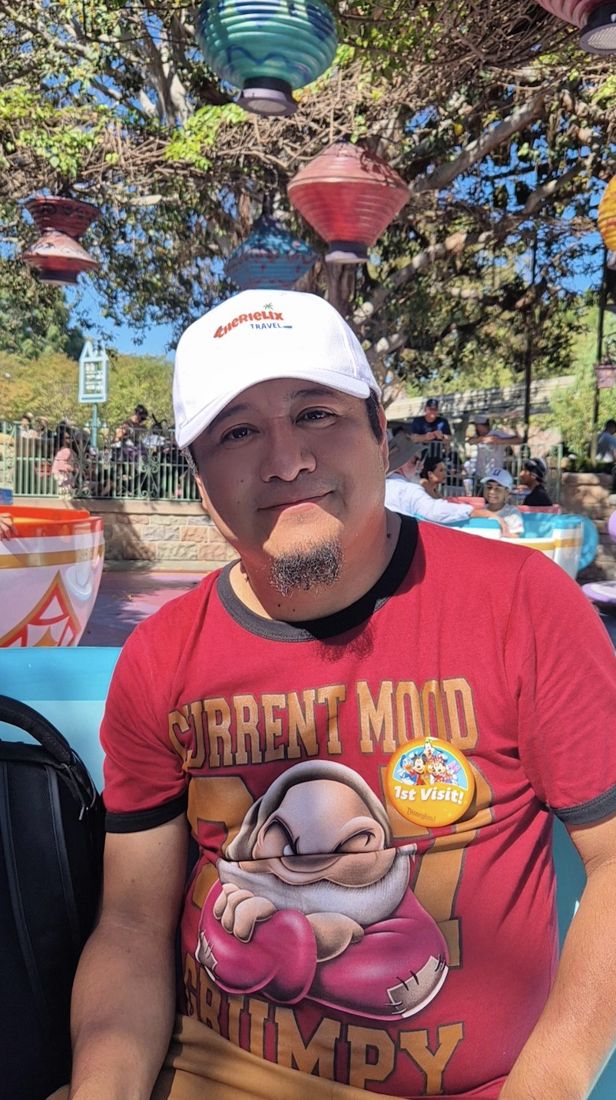 Lenin Martínez, fundador de Lenitos Travel, en Disneyland